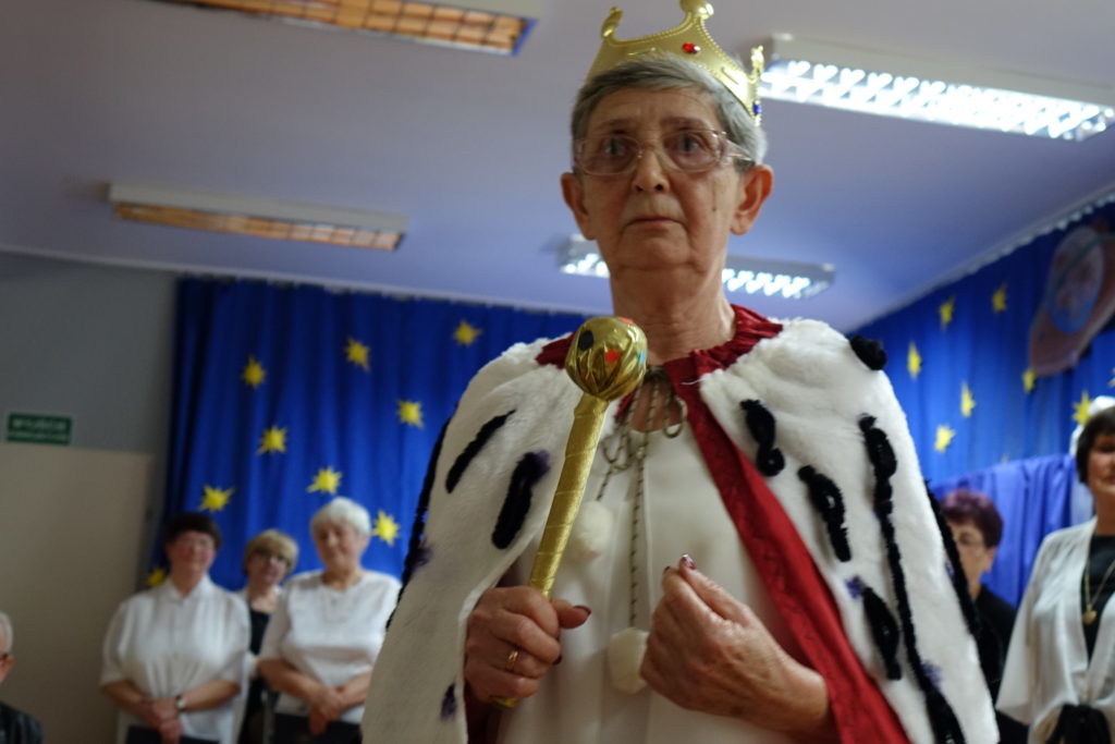 "Był sobie raz gdzieś pośród gwiazd Książę, co kochał Różę, lecz młody był, opuścił ją, znęciły go podróże..." - relacja ze spektaklu "Mały Książę" - zdjęcie 16